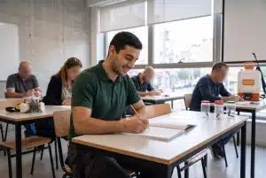 מועמד ניגש לקבלת רישיון מדביר בבחינה בכתב בישראל