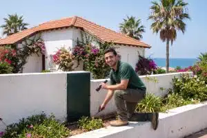 הדברה בהרצליה, מדביר בודק גינה ויסודות של וילה ליד הים